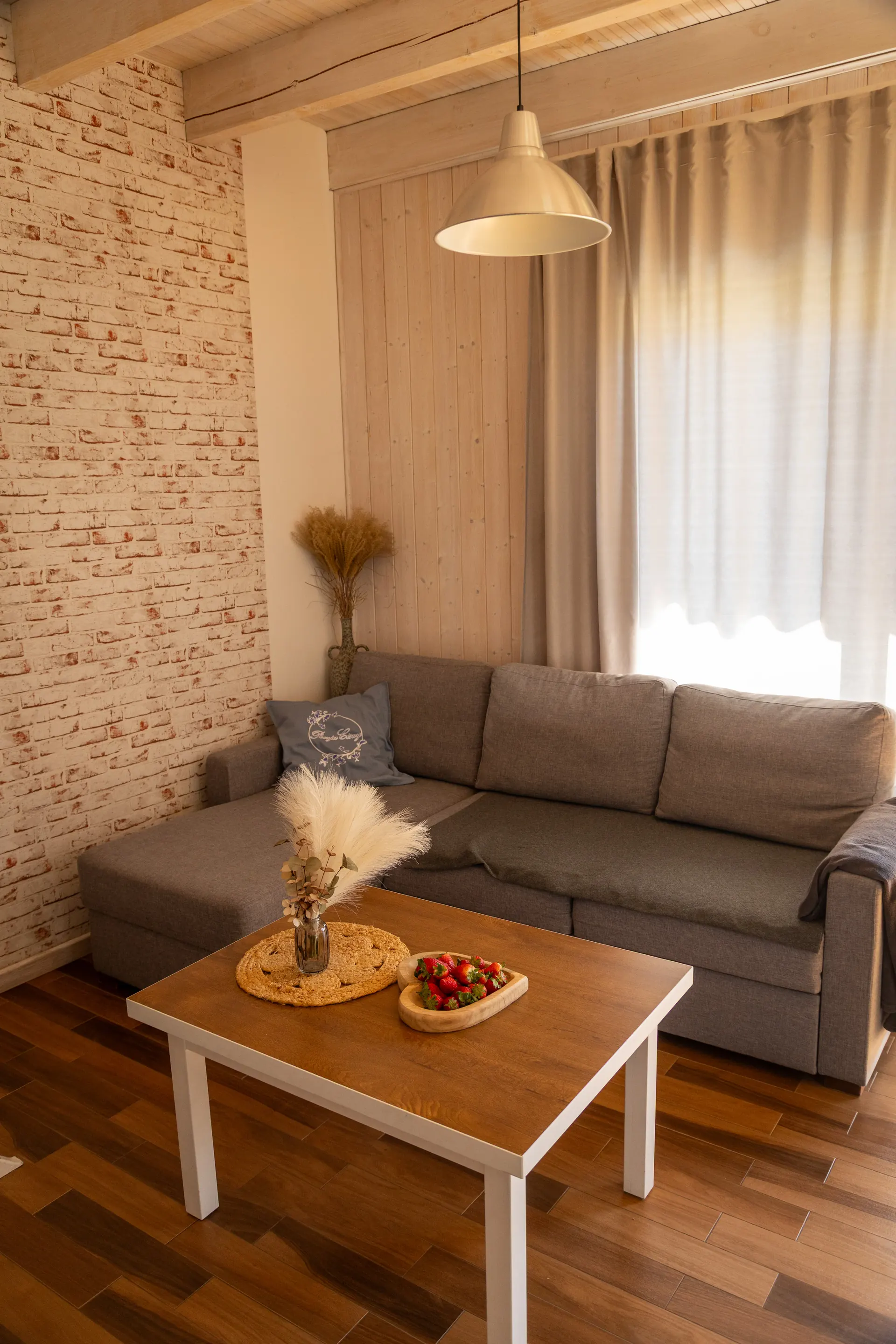 Domek Loft — salon z ceglaną ścianą, Poezja Ciszy Dębki